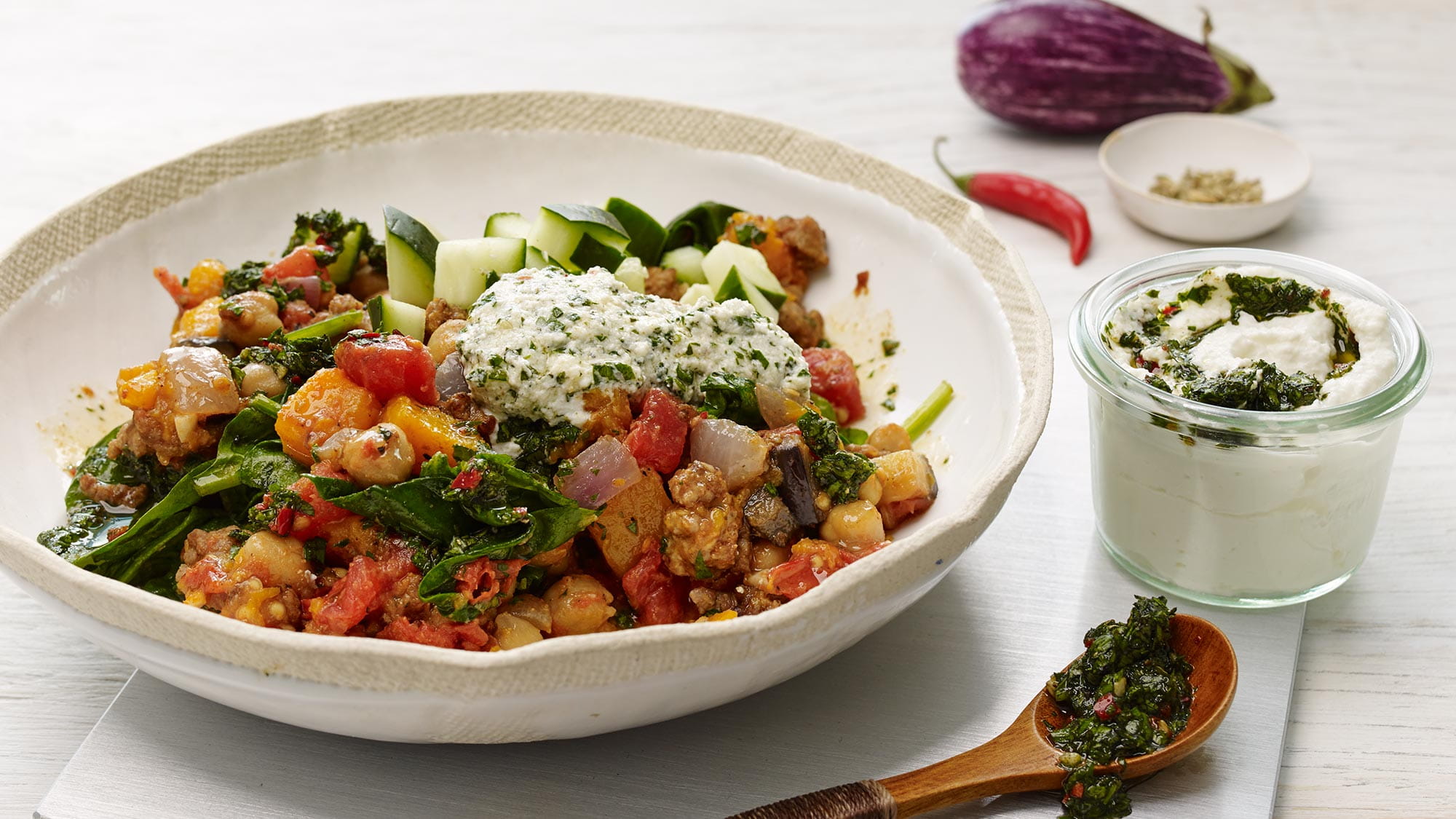 Tomaten, Zucchini und Kichererbsenpüree mit Speckwürfeln zum Frühstück