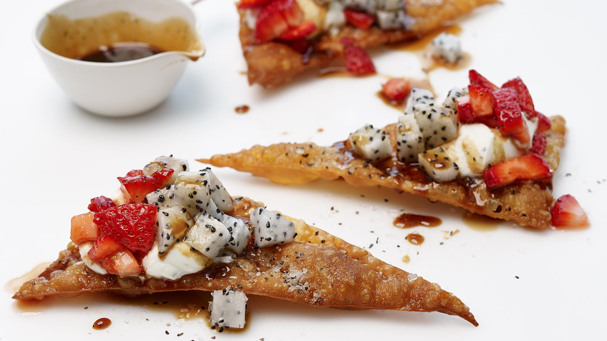 Poké mit Erdbeeren, Drachenfrucht (Pitaya) und Pfeffer-Sirup