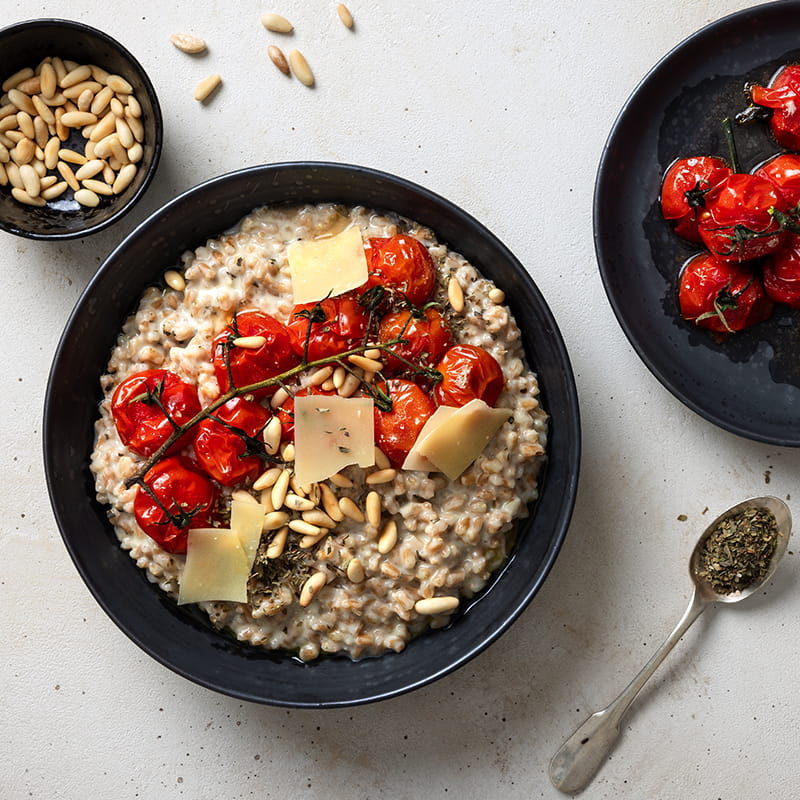 Kernotto au basilic avec des tomates cerises cuites au four