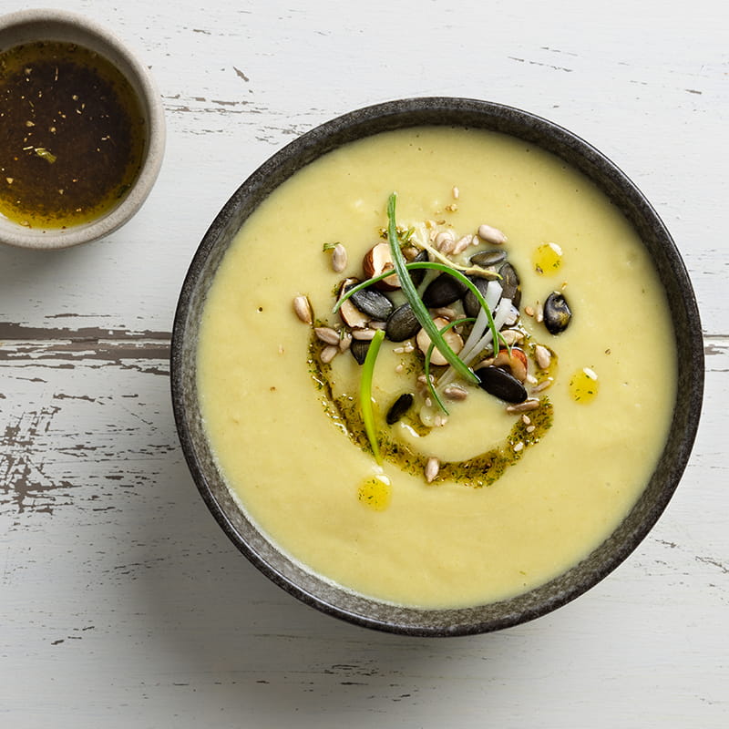 Soupe de chou-fleur crémeuse à l’huile aux herbes