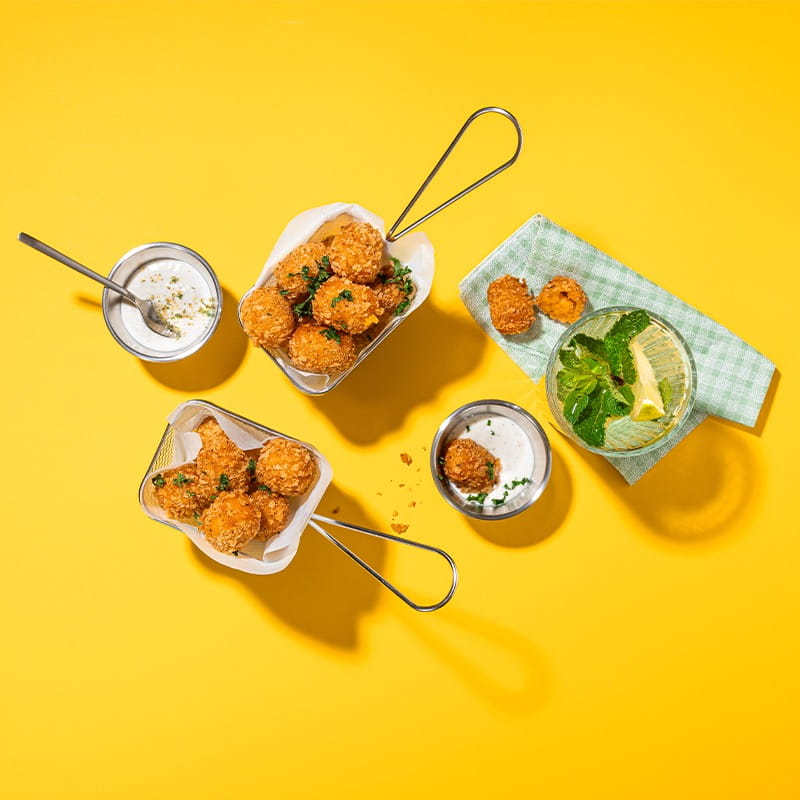 Süsskartoffel-Parmesan-Bites mit Knoblauch-Joghurt-Dip