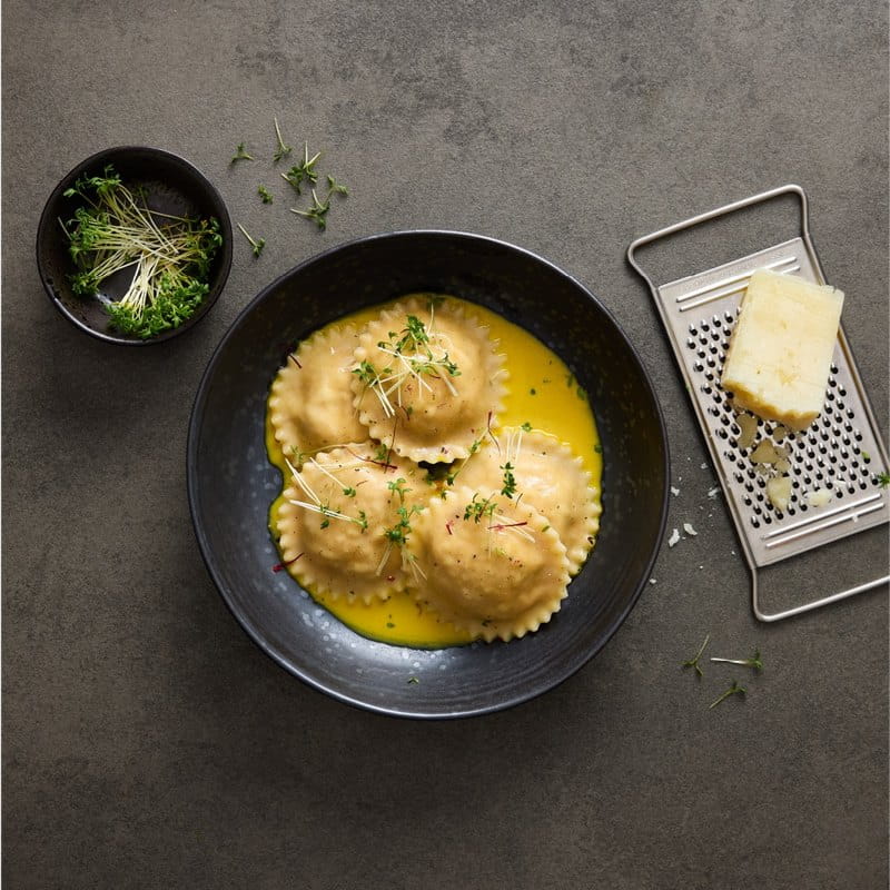 Kürbis-Mandel-Ingwer-Ravioli mit Curry-Safran-Sauce