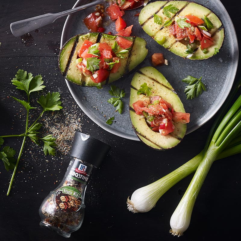 Gegrillte Avocado & Tomatensalat