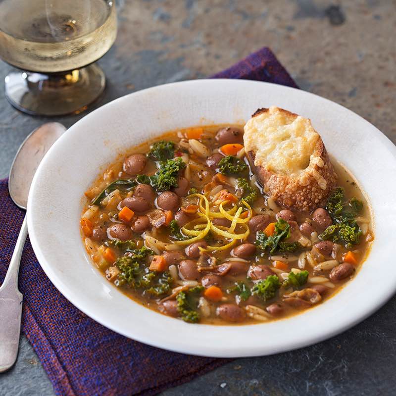 Soupe à l'orzo, aux haricots cocos roses et à la sauge