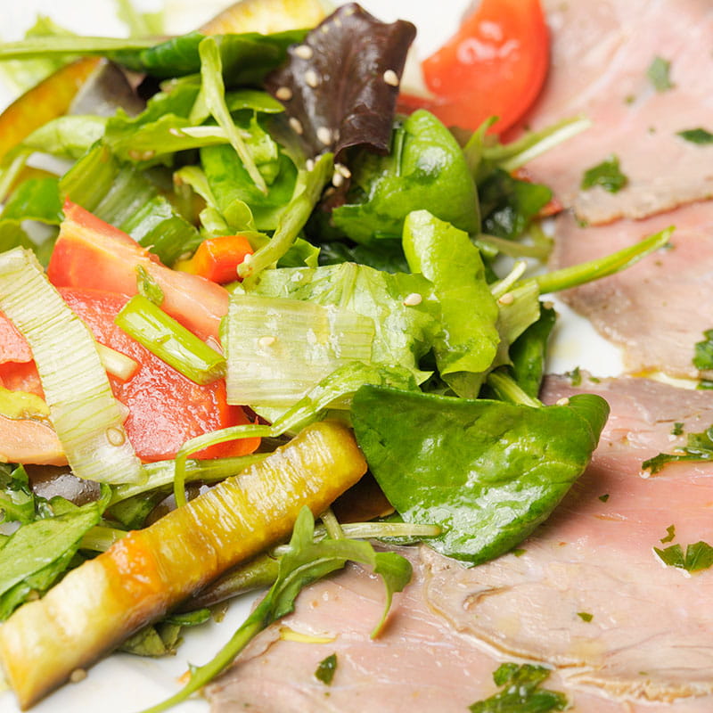 Kalbsbratencarpaccio mit Zitronenschalen Vinaigrette