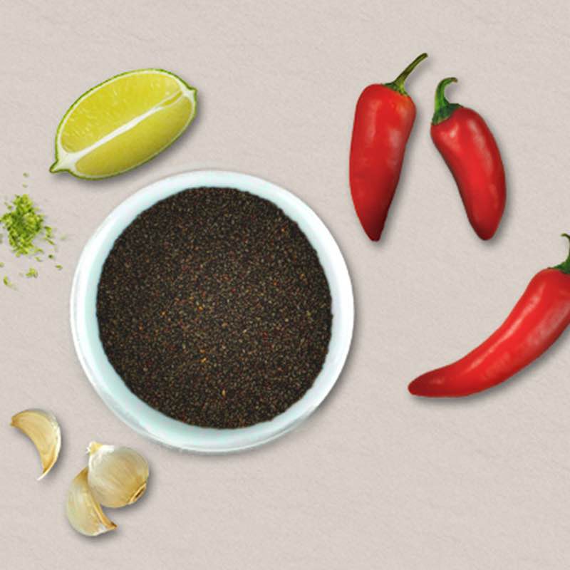 Graines de chia accompagnées d’un mélange de citron vert, de piment doux et d'ail