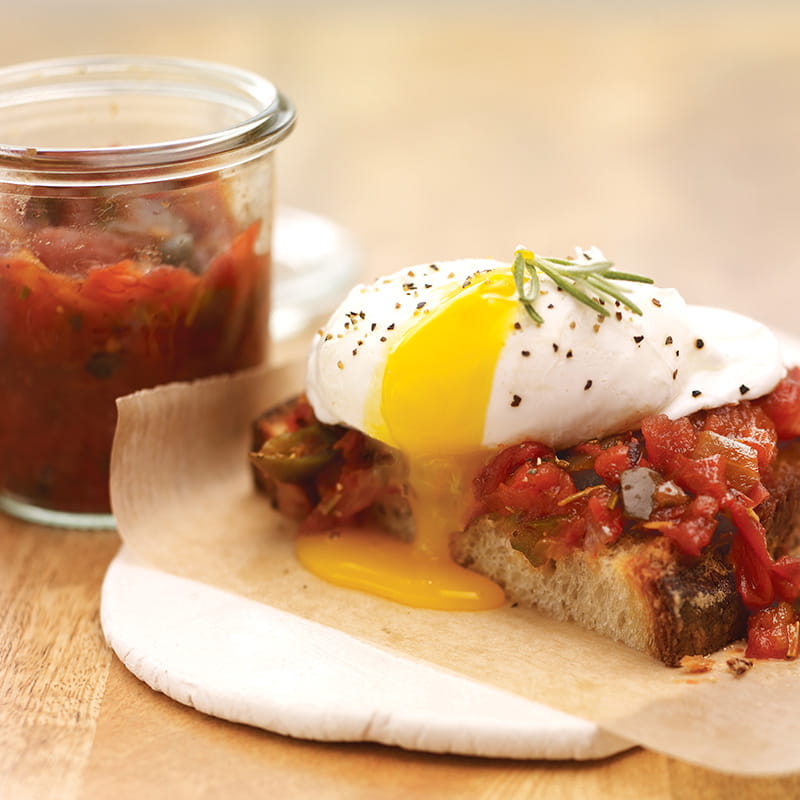 GegrillteTomaten-Konfitüre mit Rosmarin & pochiertem Ei