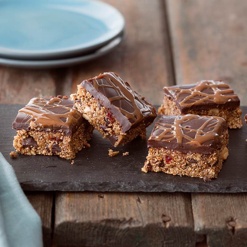 Haferstängel mit dunkler Schokolade, Cranberry, Amarant, Cashewnüssen, Kokos und Karamell