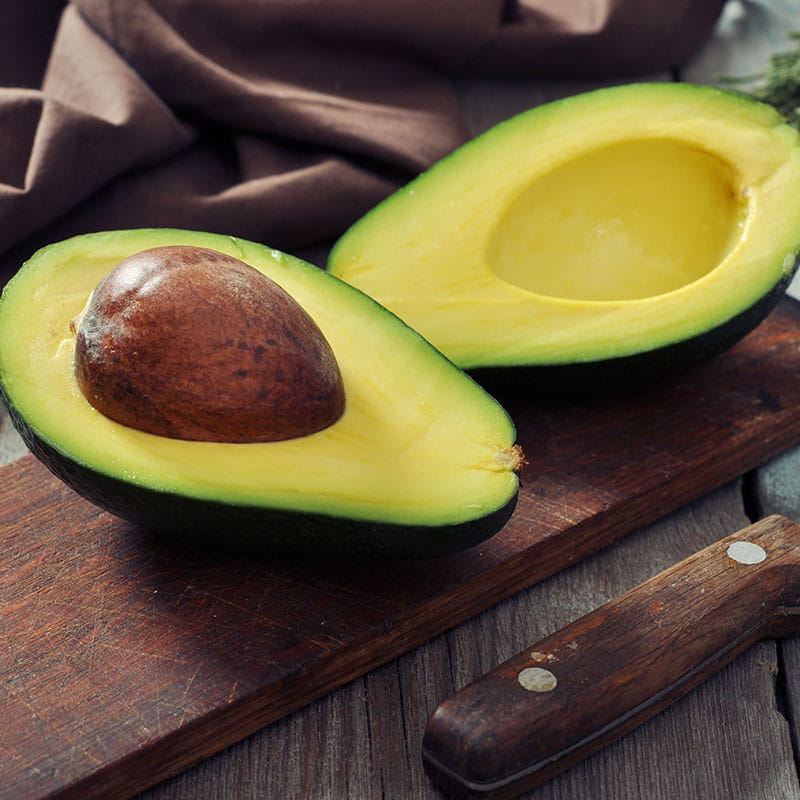 Grillfilet auf Tomaten Avocado Salat und Artischocken Kräuter Vinaigrette