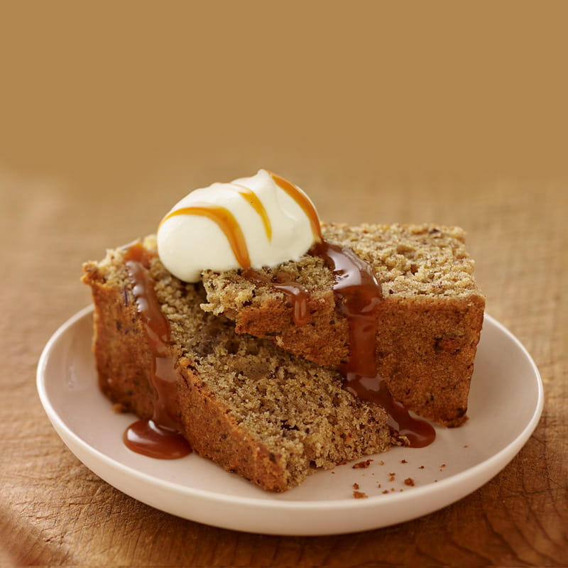 Würziger Dattelkuchen mit Caramelsauce und Vanille Schlagrahm