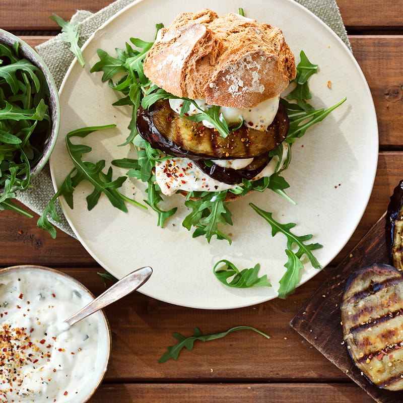 Scharfer Auberginen Burger mit Tzatziki und Rucola