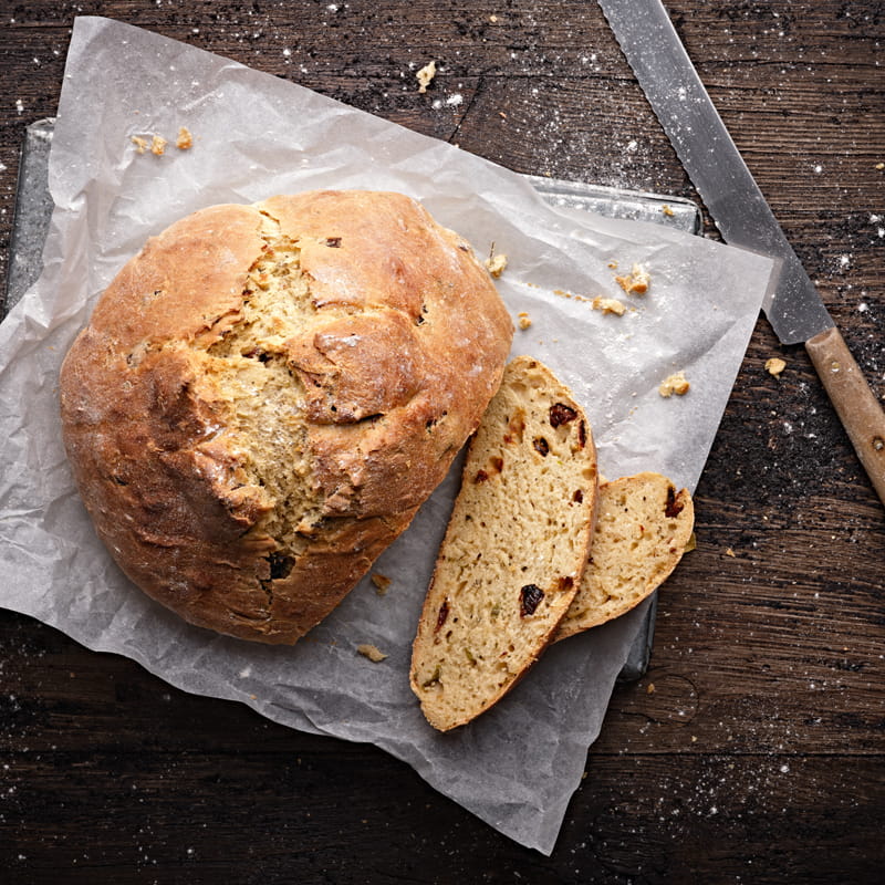MCC_Kartoffelbrot_mit_Fruehlingszwiebeln_und_getrockneten_Tomaten_800x800px