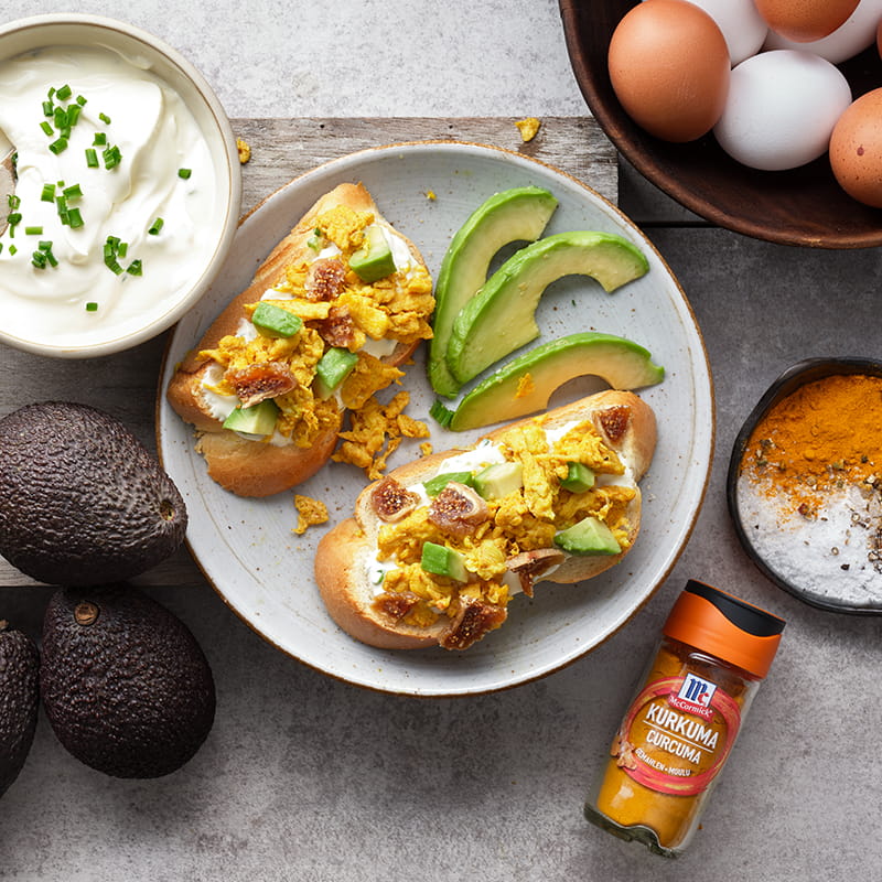 Kurkuma-Rührei mit Avocado auf Zopfbrot