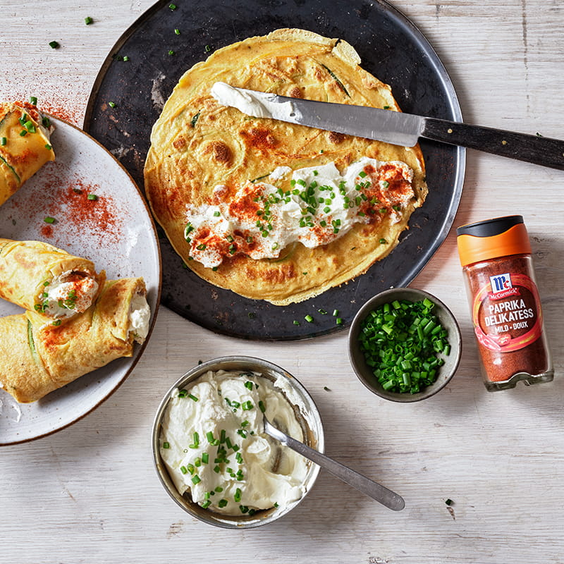 Paprika Omeletten mit Gemüsestreifen und Frischkäse