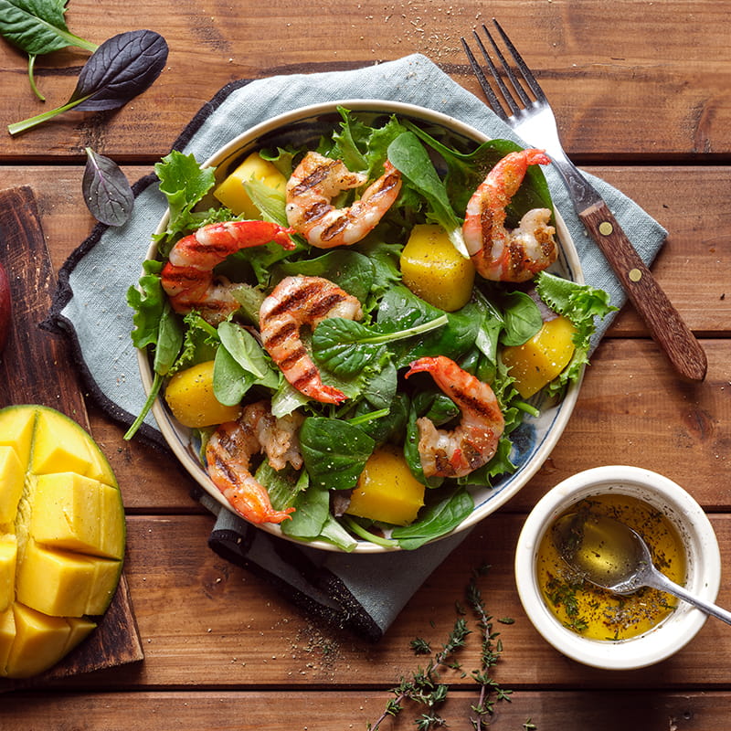 Mischsalat mit Crevetten und Mango