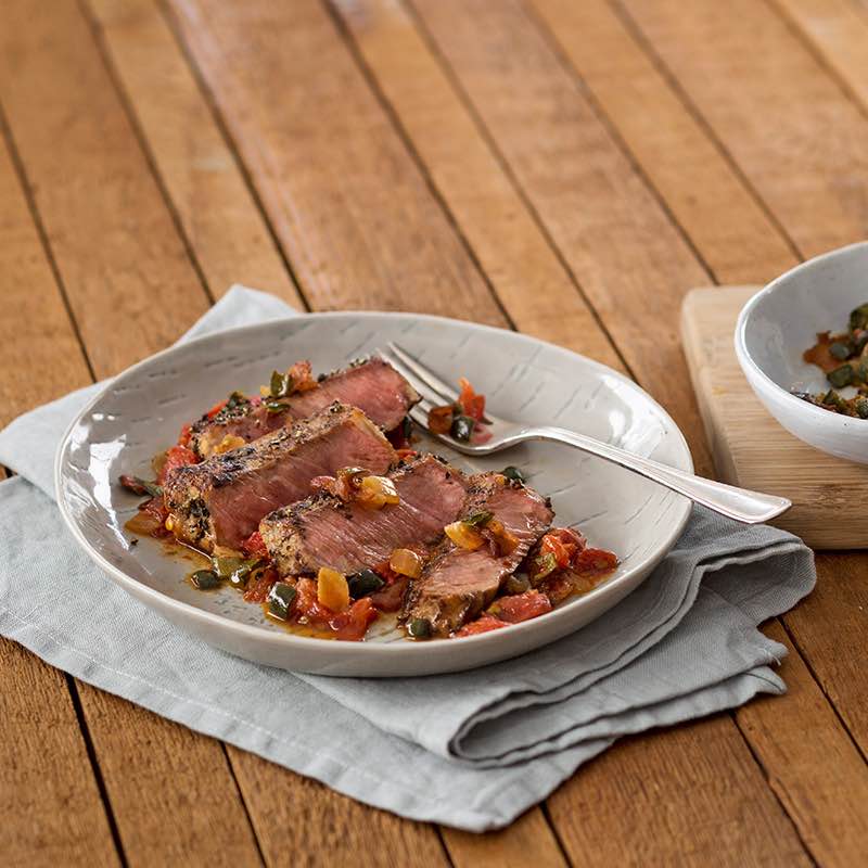 Steak mit Mezcal-Marinade und geröstetem Tomatensoffritto