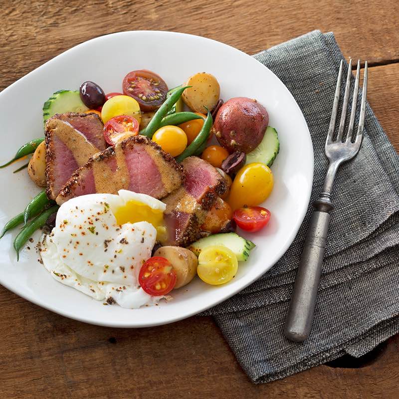 Salade niçoise au thon en croûte de graines de chia, citron vert et piment doux