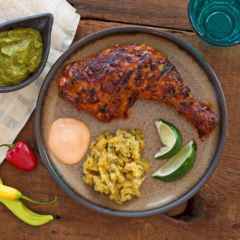 Peruanisches Poulet mit cremiger Rocoto- und frischer grüner Chili-Limetten-Sauce