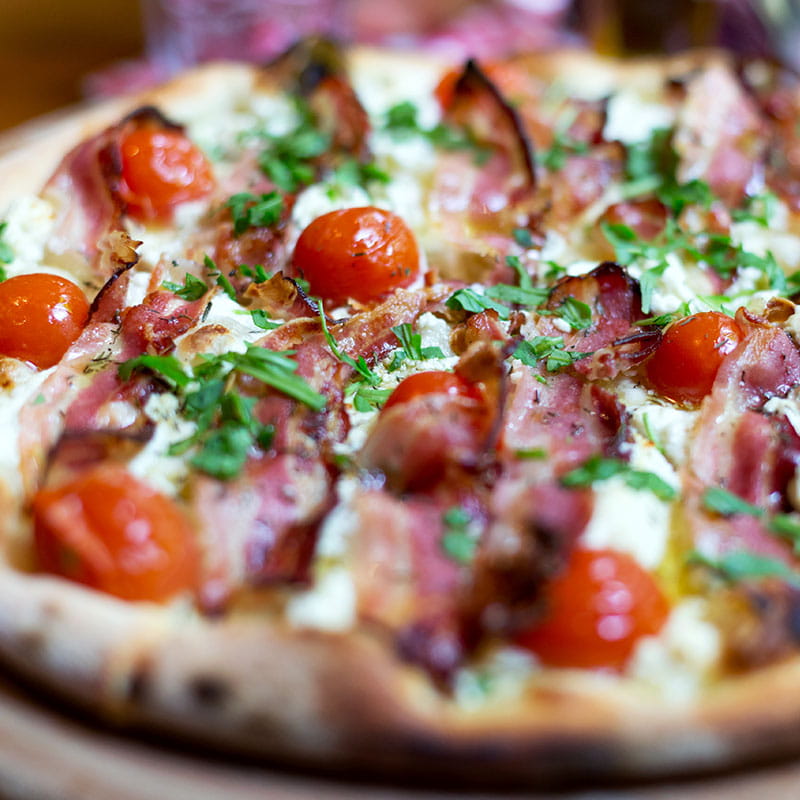 Barbecue Pizza mit Speck und Tomaten