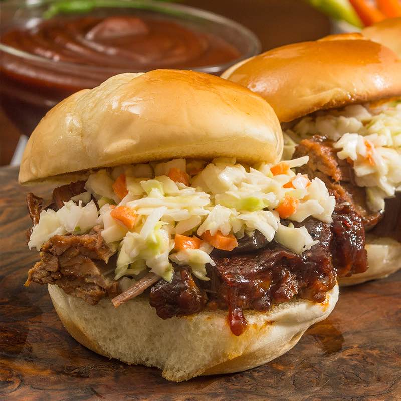 Sandwiches à la poitrine de boeuf et aux épices japonais accompagnes d'une salade de fenouil