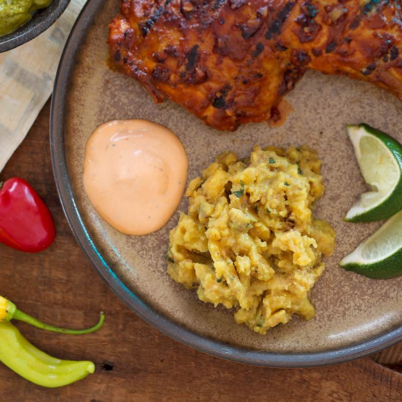 Bananes plantains écrasées à la sauce mojo épicée