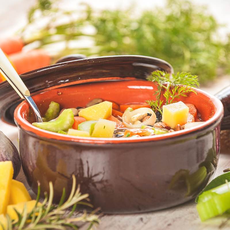 Herzhafte Gemüsesuppe mit verschiedenen Kräutern