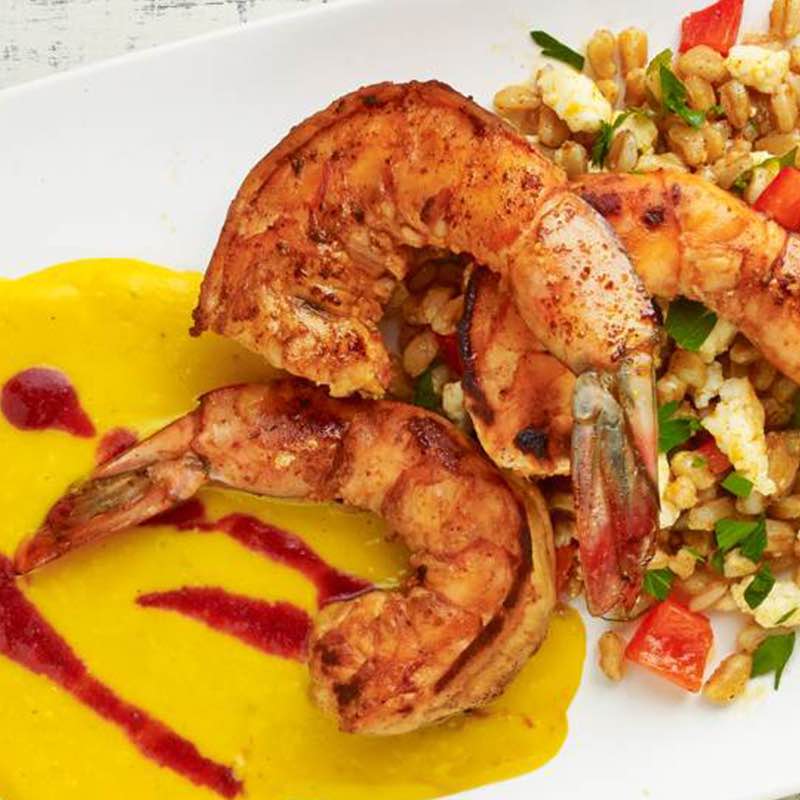 würzige Crevetten mit geröstetem Maispüree und Pflaumensauce