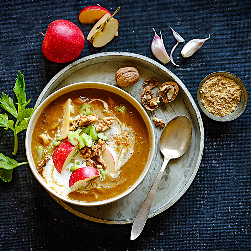 Marroni Suppe mit Apfel, Sellerie und Nüssen