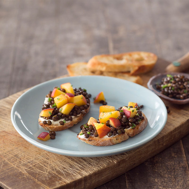 Toasts aux pêches marinées et aux lentilles noires Béluga