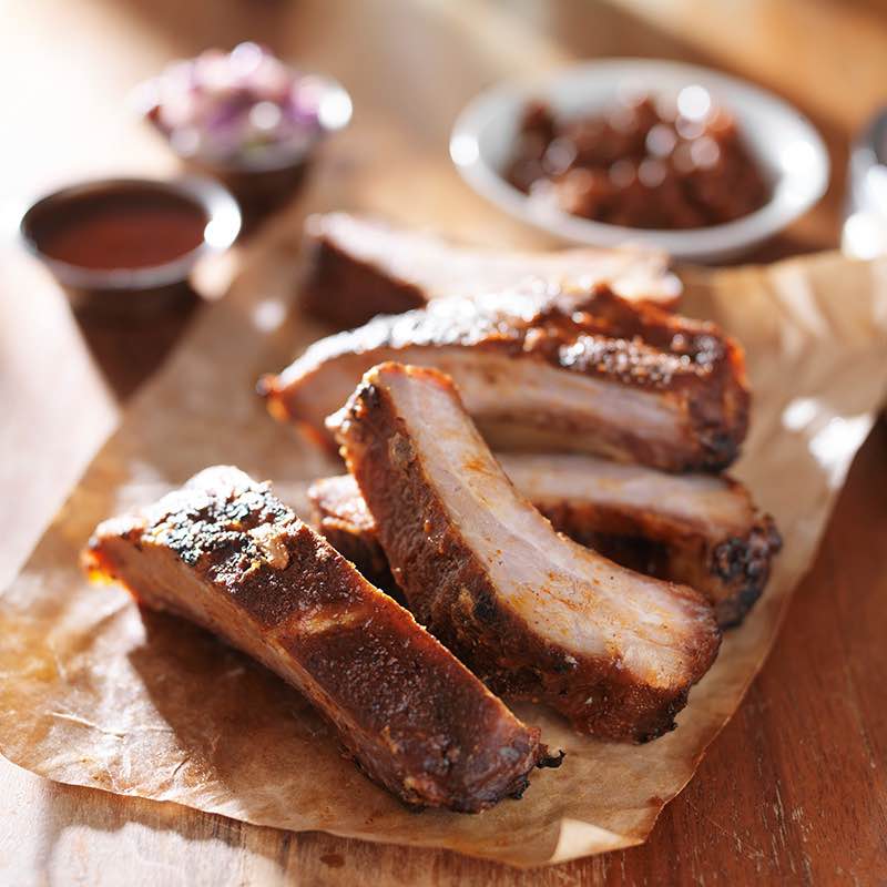 Rippchen mit Kakao-Barbecue-Sauce und Chili